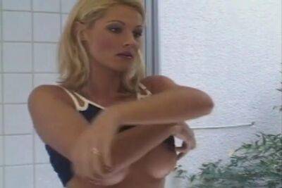 The teen satisfies her eager pussy even in the presence of - sunporno.com