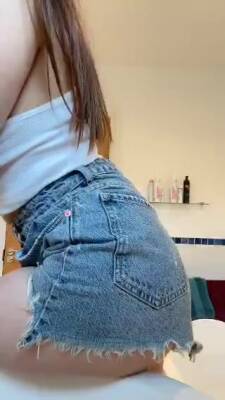 Teen In Denim Shorts Showing Her Titties On Periscope - hclips.com