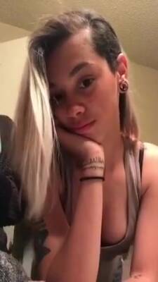 Pretty Teen Showing Tits On Periscope - hclips.com