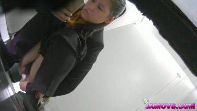 Hairly Asian teen pussy captured peeing - txxx.com - China