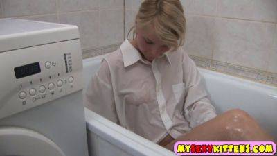 Watch Maaike, a young blonde teen, get soaking wet in a bathtub and cum hard - sexu.com