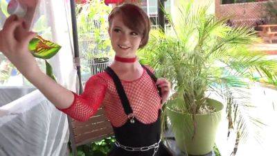 Redhead teen with short hair experiences her first CFNM hook-up - sexu.com