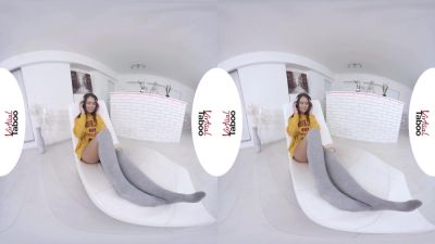 Virtual Reality And Jeanine Hot In Petite Jenny With Young Hot Body - hotmovs.com