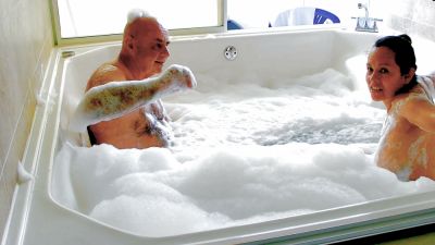 Slovakian woman and older man share a foamy nude bath in sunlit bathroom - yesvids.com - Slovakia