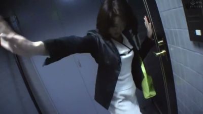 Businesswoman in blazer meets her lover in a dim office hallway before retreating to the bedroom - yesvids.com - Japan